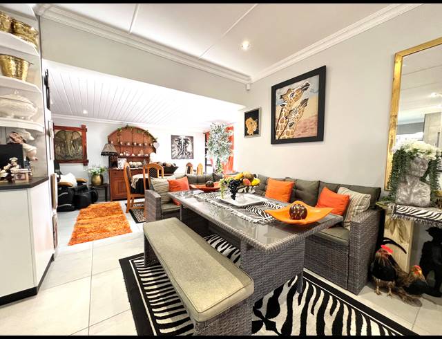 3 BEDROOM TOWNHOUSE FOR SALE IN JEFFREYS BAY CENTRAL